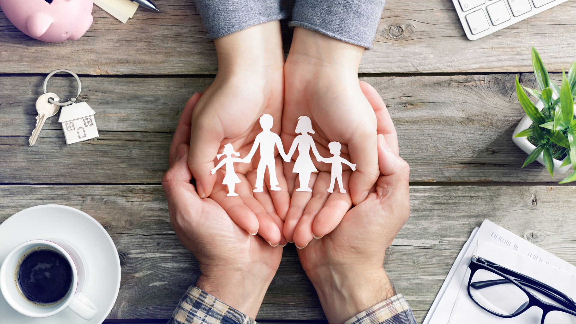 Manos de familia en señal de apoyo y donación